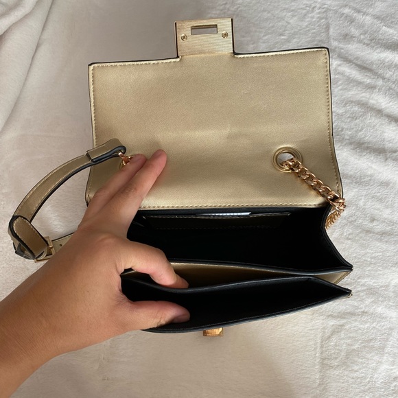 Gold convertible purse - Picture 4 of 7